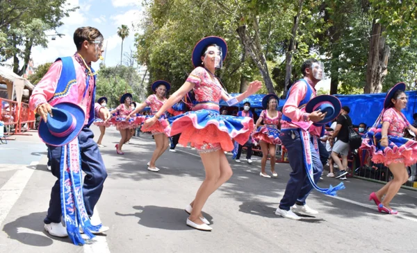Con una muestra de todo el folclore boliviano, el Corso de Corsos hizo vibrar a Cochabamba