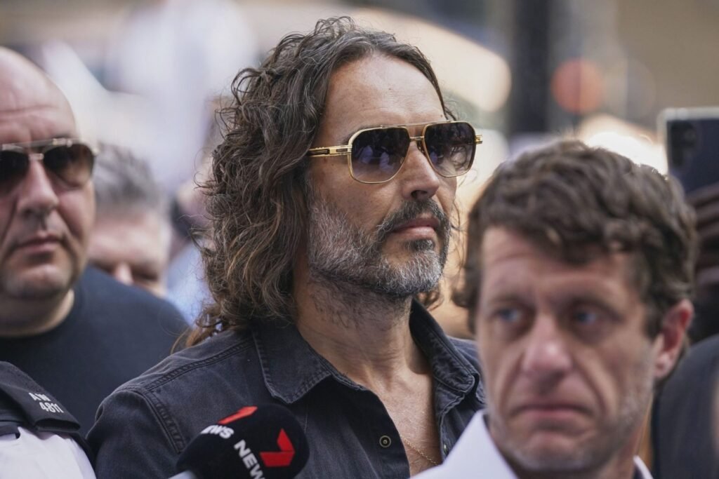 Russell Brand se declaró no culpable de los cargos de agresión sexual