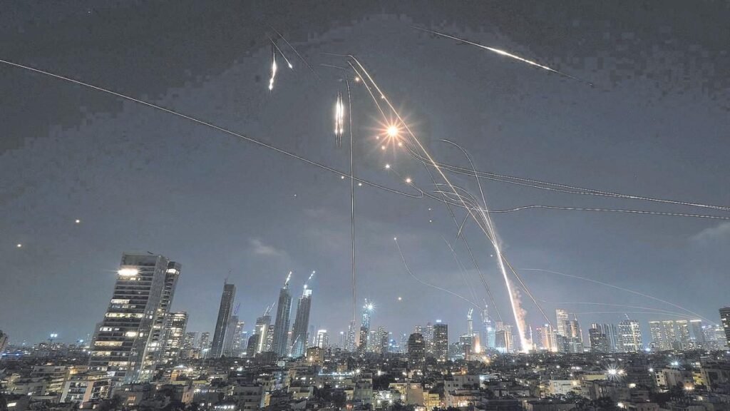 Irán disparó 200 misiles y 200 drones e Israel respondió con 150 ataques, según oficial