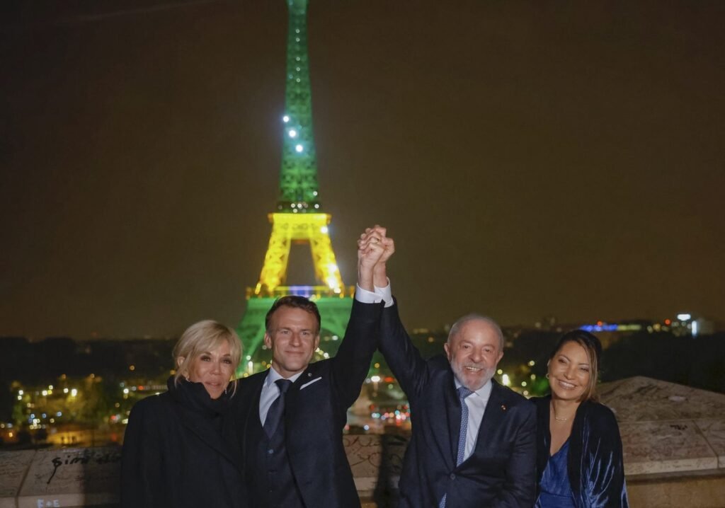 La Torre Eiffel se iluminó con los colores de Brasil al término del primer día de la visita de Estado de Lula a Francia