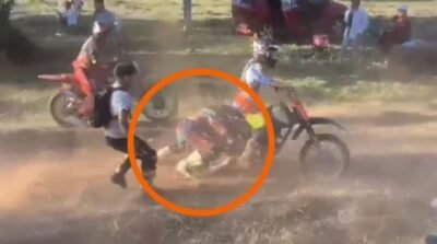 ¿Cómo se metió ahí? Piloto quedó atrapado en la rueda trasera de una moto, observe el video