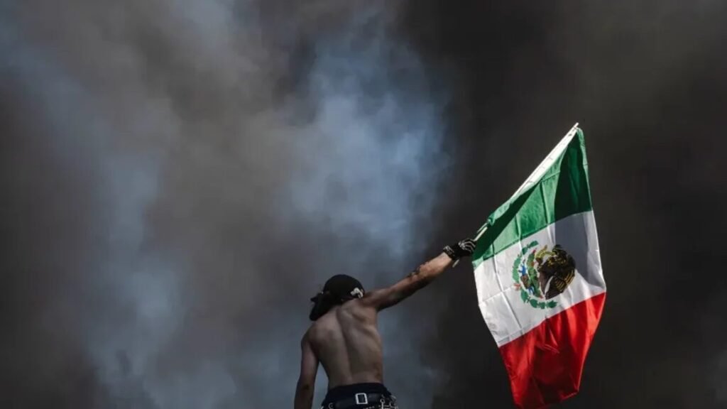 La bandera mexicana se convierte en un símbolo de las protestas en Los Ángeles