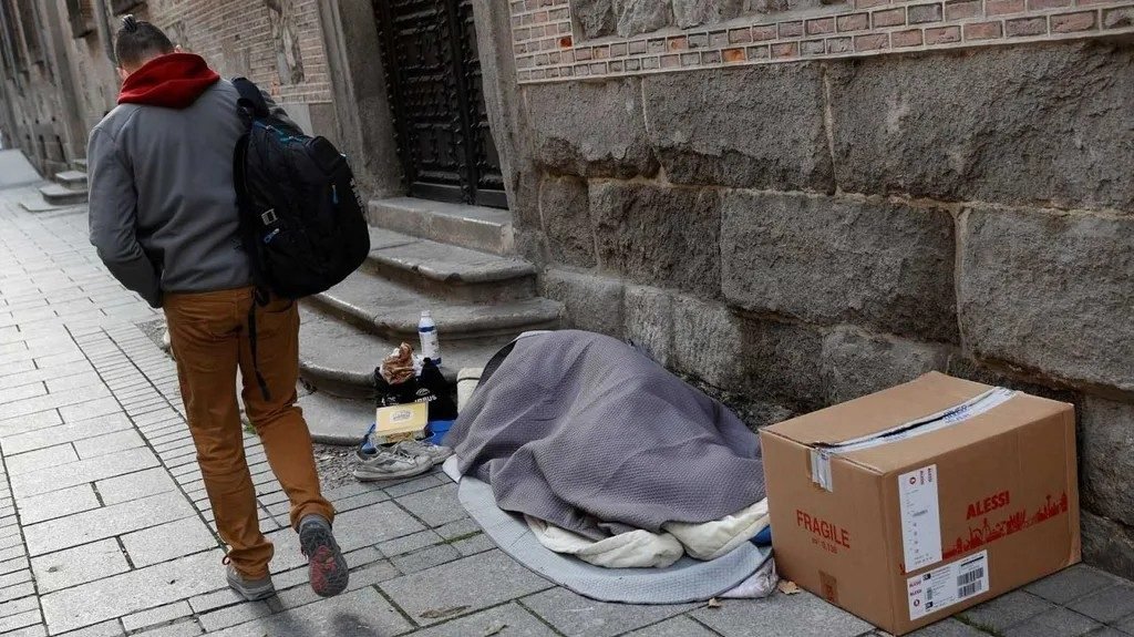Pobreza en España cae a 12,5 millones pero "alarma" la tasa infantil, la más alta de UE