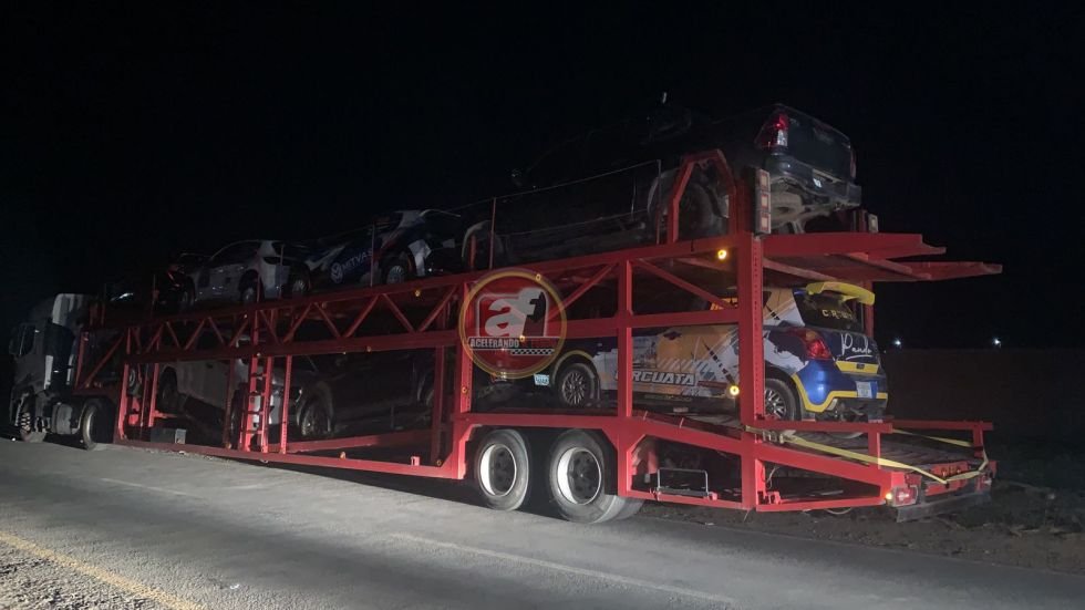 El camión que transportaba a los coches de los pilotos de La Paz.