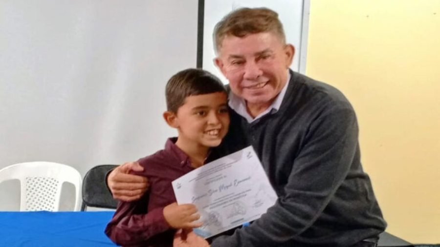 Un niño hace historia en Venezuela con la primera certificación en robótica