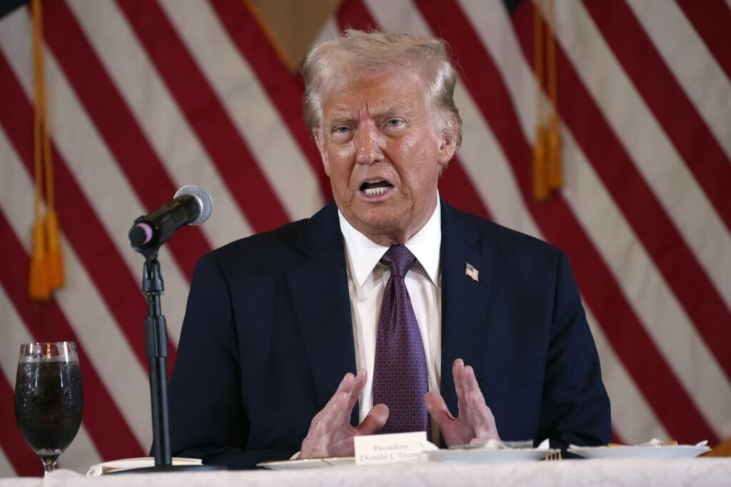 Trump reafirma que redoblará redadas migratorias en ciudades con gobiernos demócratas