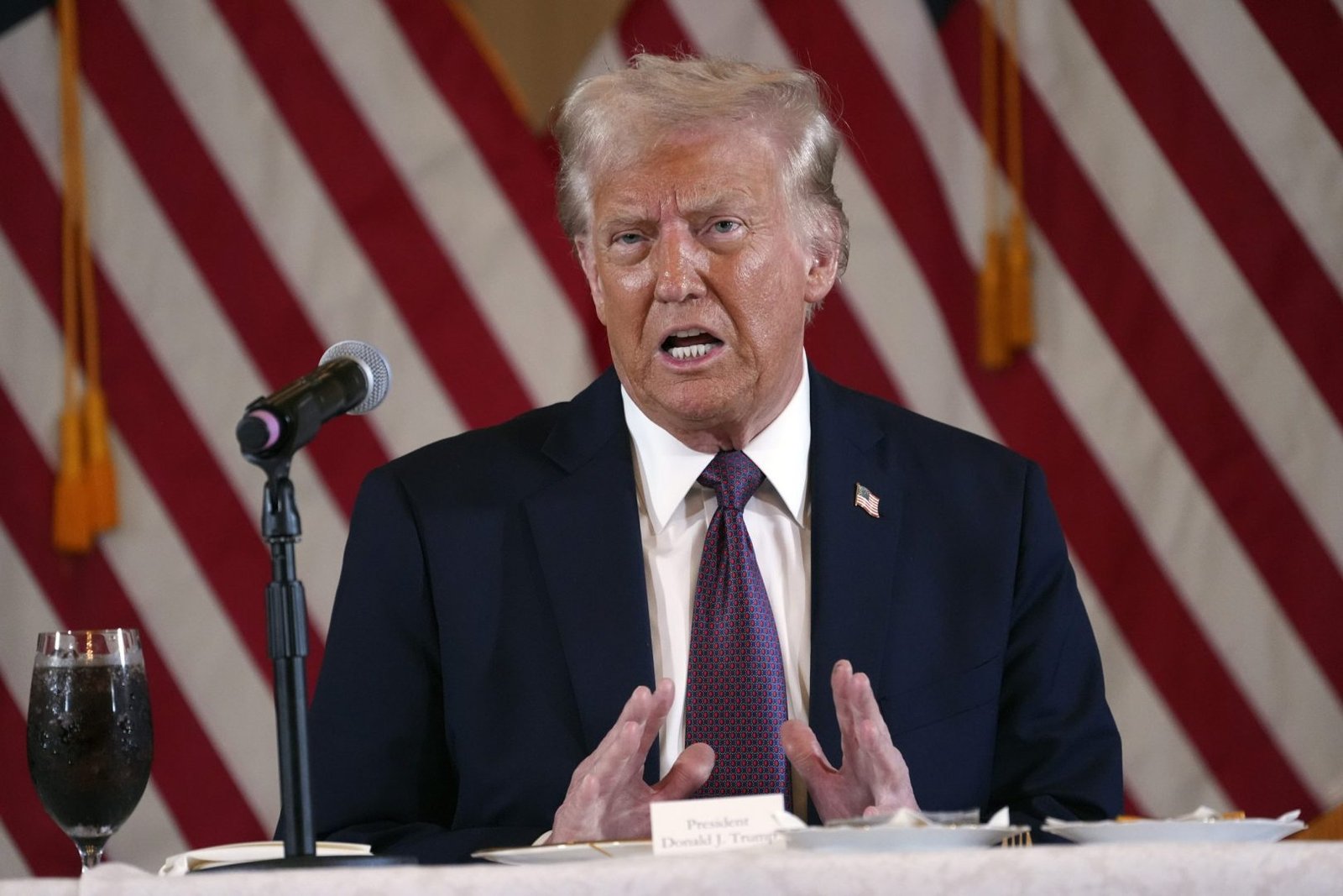 Trump reafirma que redoblará redadas migratorias en ciudades con gobiernos demócratas