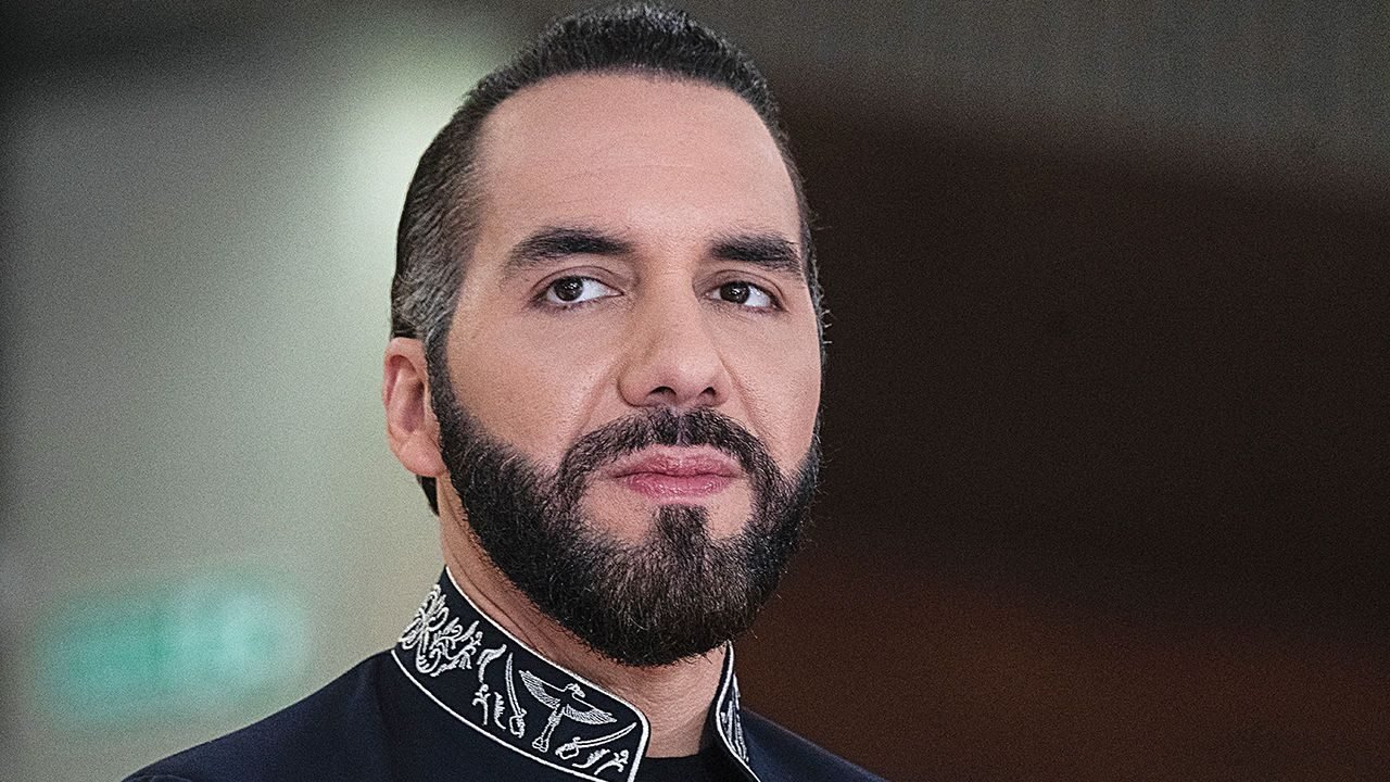 Bukele condecora al embajador que ayudó a "arreglar" la relación de El Salvador con EE.UU.