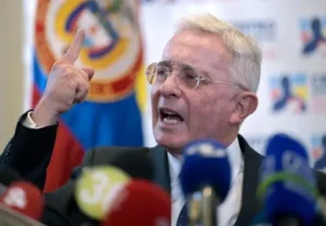Uribe ve una «naciente dictadura» en Colombia y pide recuperar el país en 2026