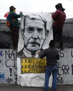 Jueza condena al expresidente Uribe por dos delitos y pagará pena de cárcel por definir