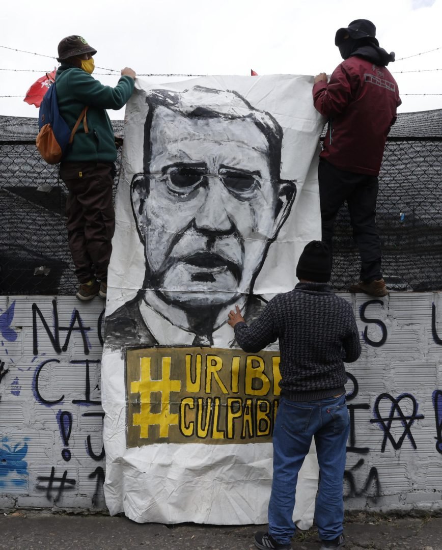 Jueza condena al expresidente Uribe por dos delitos y pagará pena de cárcel por definir