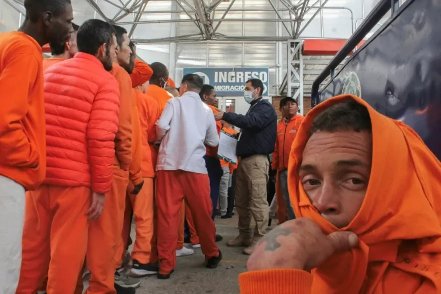 Colombia recibe a 600 nacionales deportados que estaban presos en Ecuador