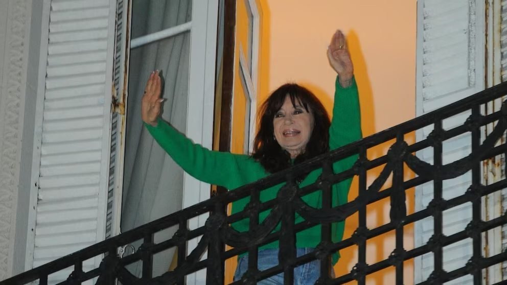 "Les molesta la democracia argentina"