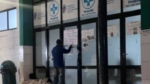 Trabajadores de salud en Santa Cruz inician paro de 120 horas por bono de vacunación