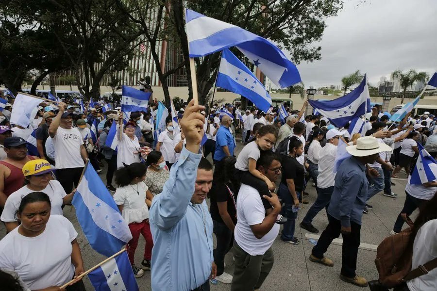 Hondureños marchan en defensa de la democracia y contra presuntos atropellos electorales