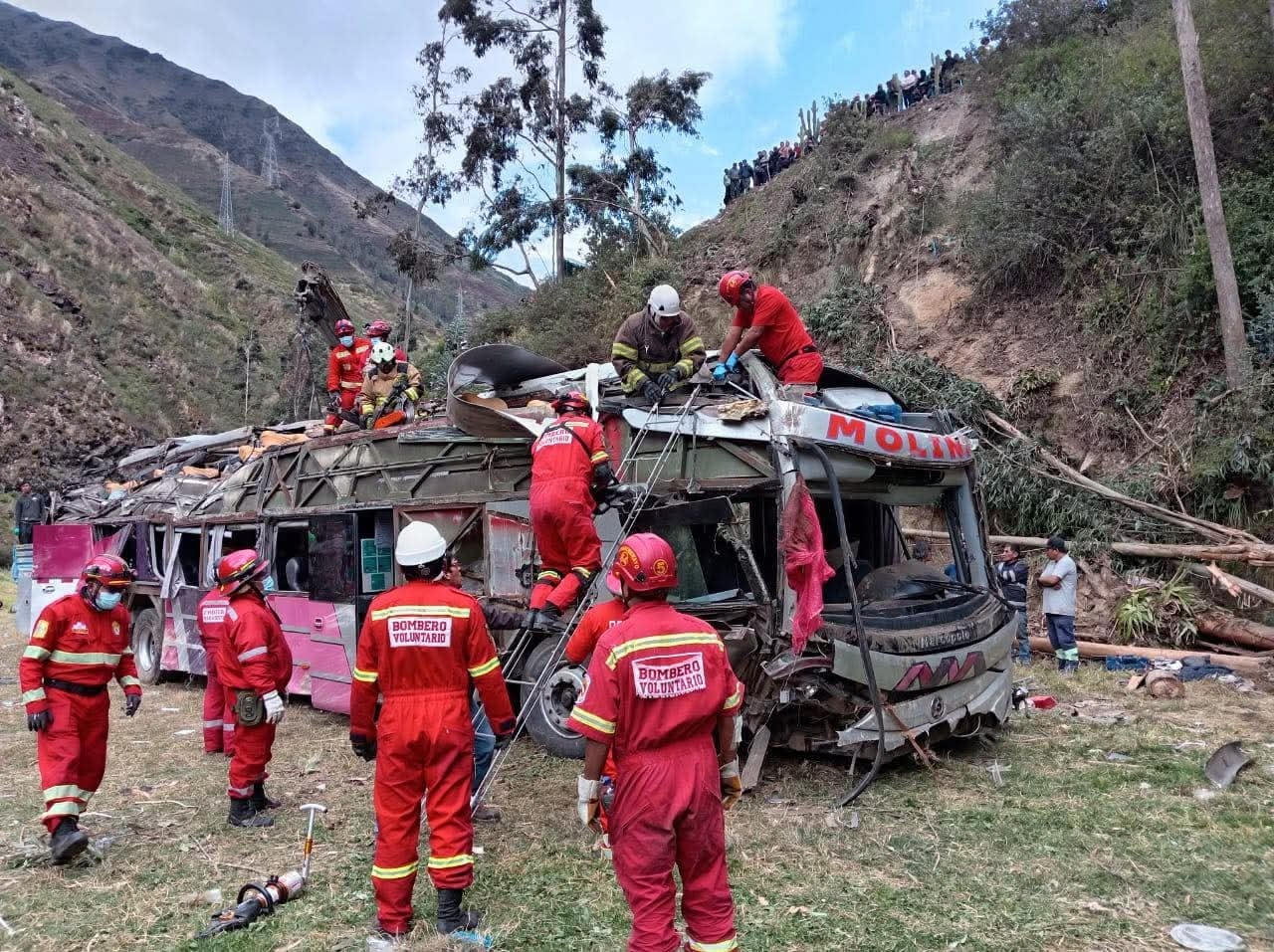 Sube a 18 la cifra de fallecidos por el accidente de un bus en los Andes centrales de Perú