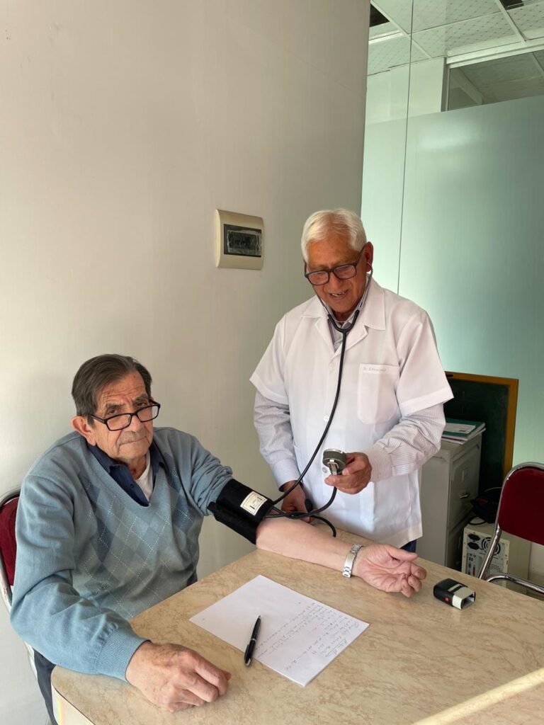 Campaña médica gratuita beneficia a residentes orureños en Cochabamba