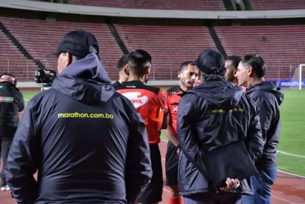 Partido entre The Strongest y Real Oruro se detiene 53 minutos por denuncia de gases lacrimógenos