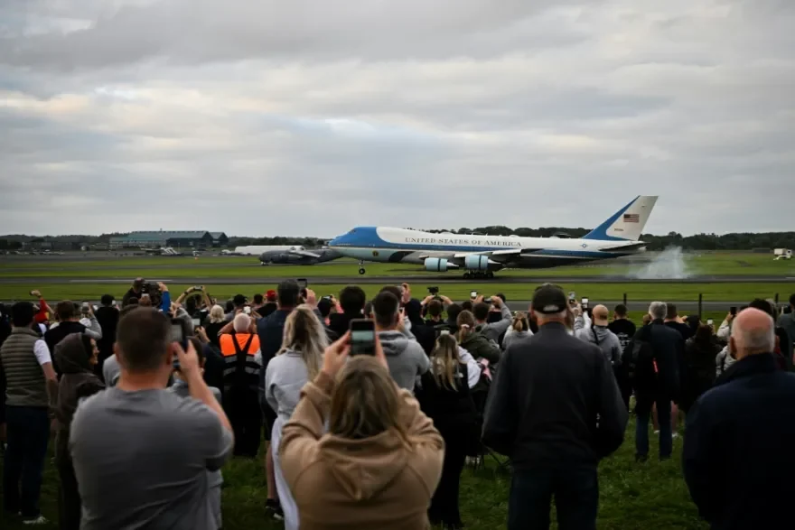 Trump juega al golf y centenares protestan contra su visita a Escocia
