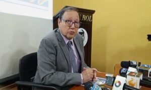 Escasez de dólares eleva costos en la industria farmacéutica boliviana hasta en 80%
