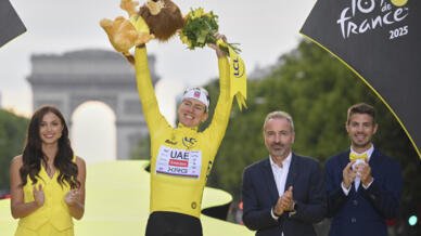 El esloveno Tadej Pogacar, ganador del Tour de Francia, celebra durante la ceremonia de presentación del Tour de Francia en los Campos Elíseos de París, Francia, el domingo 27 de julio de 2025. (Bernard Papon, Pool Photo vía AP)