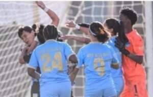 Bolívar clasificó, pero el partido terminó en golpes