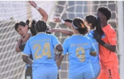 Bolívar clasificó, pero el partido terminó en golpes