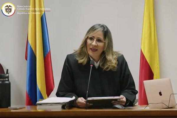 Jueza afirma que la Justicia no cede al poder, al iniciar lectura del fallo del caso Uribe