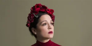 Natalia Lafourcade canta ante un cuadro de la Virgen de Guadalupe en el Museo del Prado
