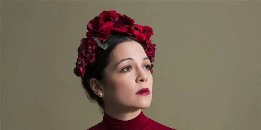 Natalia Lafourcade canta ante un cuadro de la Virgen de Guadalupe en el Museo del Prado