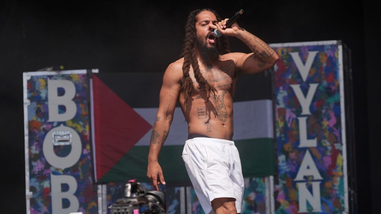 EE UU revocó visas a Bob Vylan por cántico contra Israel en Glastonbury
