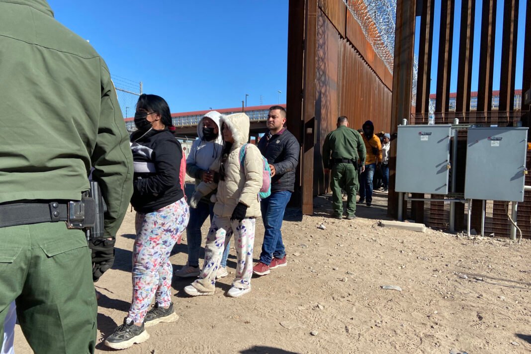 Un juez falla contra la prohibición de Donald Trump de solicitar asilo en la frontera