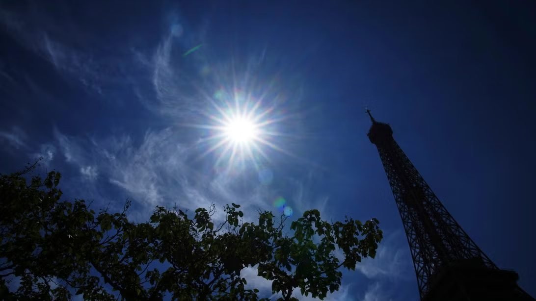 Batalla de temperaturas máximas en Europa y cierre parcial de Torre Eiffel estrenan julio