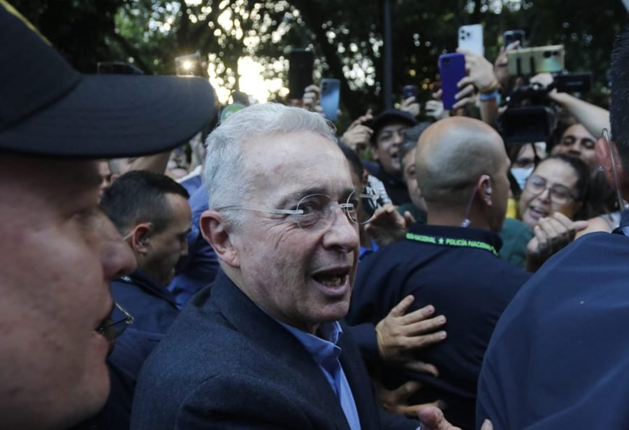 Expresidente Uribe hace mitin electoral en su primer acto público tras quedar en libertad