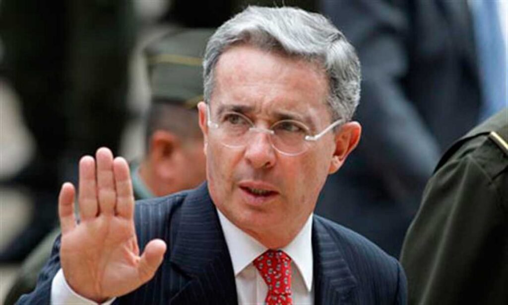 Defensa pide a la Justicia que Uribe siga libre mientras se resuelve apelación a condena