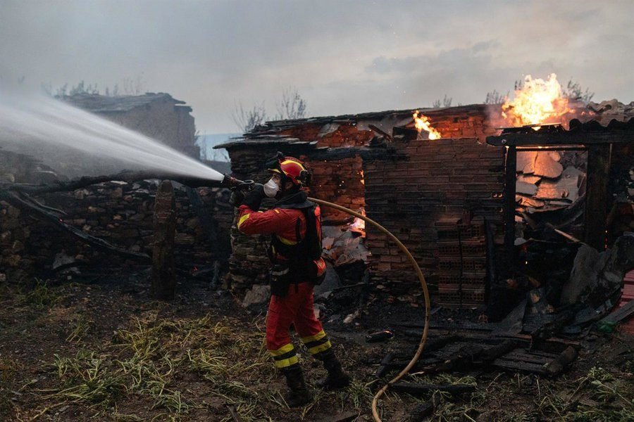 Ola de incendios se intensifica en España