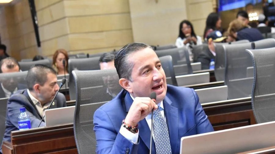 A tiros atacan vehículo donde viajaba representante a la Cámara Julio César Triana