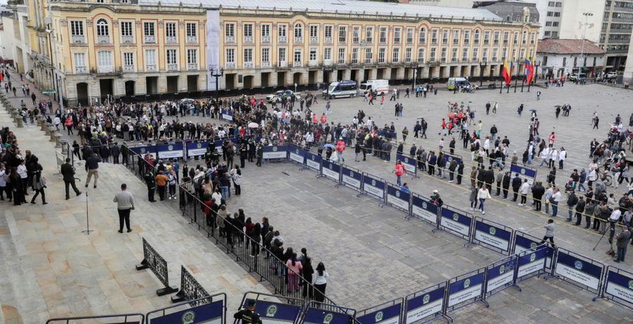Colombia despidió a Miguel Uribe Turbay en una Plaza de Bolívar silenciada por el luto