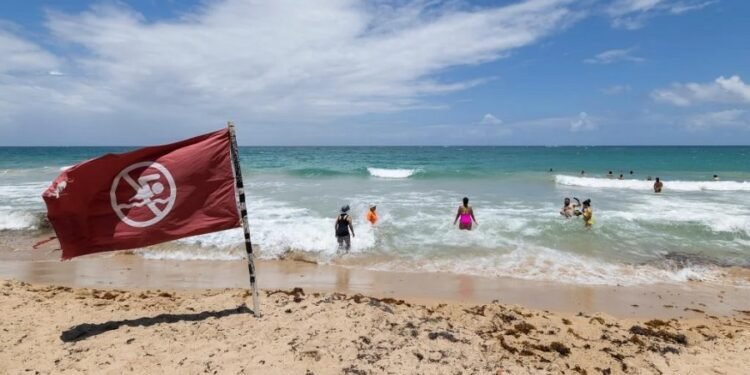 Puerto Rico cierra playas y revisa sistemas de control de inundaciones ante huracán Erin