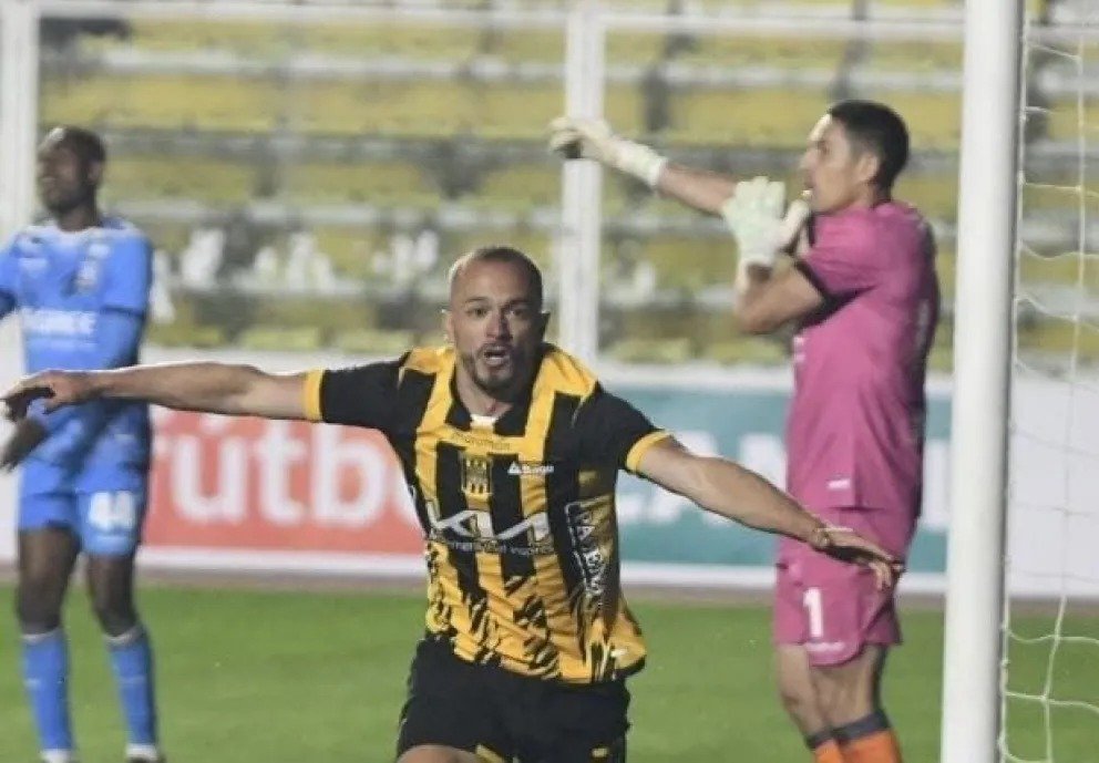 El Tigre apela a la garra, con uno menos derrota a Blooming y es único líder