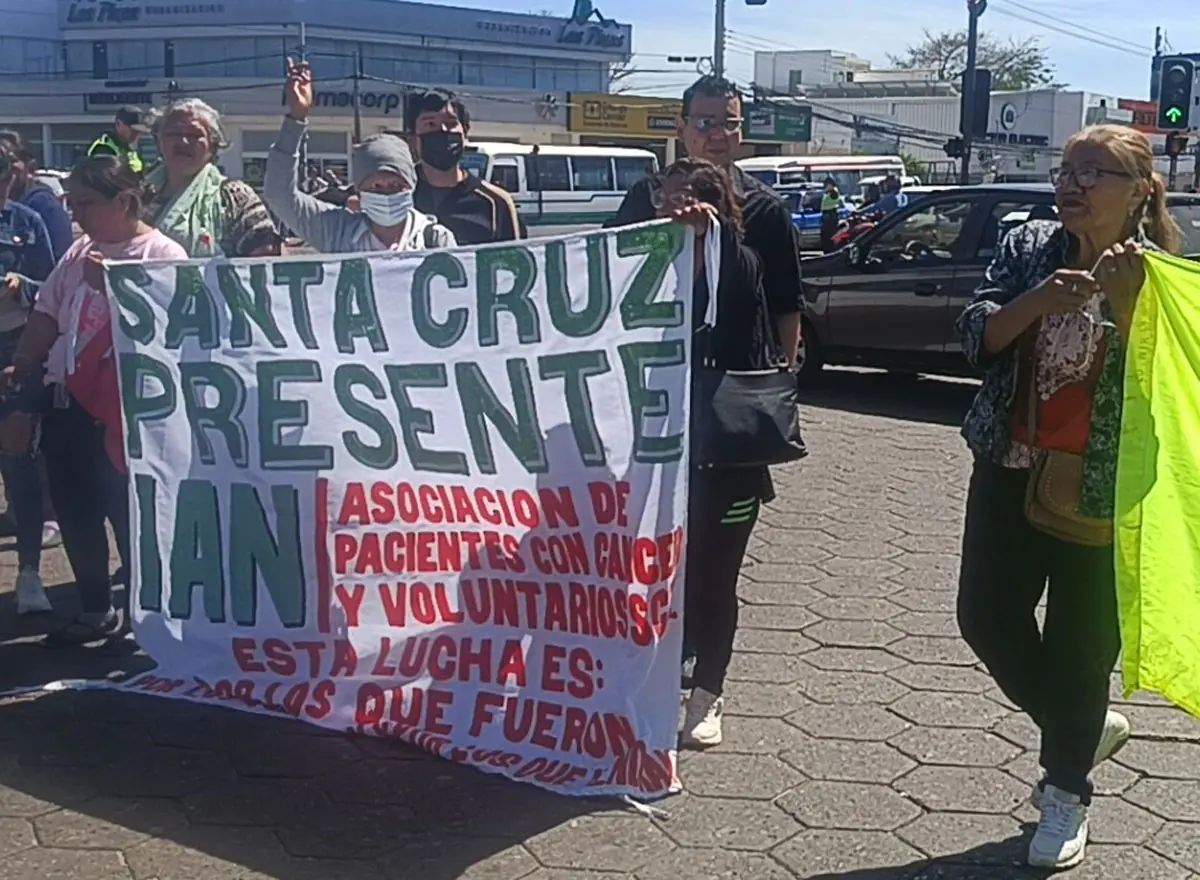 Ante el paro: pacientes con cáncer marchan en Santa Cruz para exigir atención médica