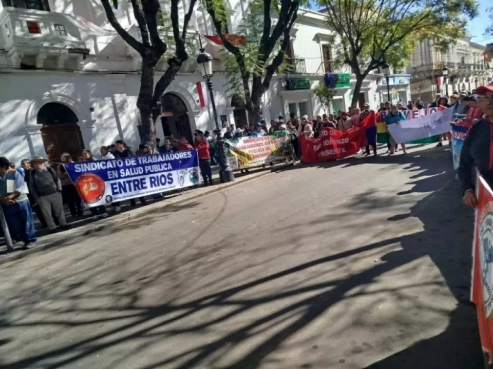 Sector salud de Tarija va al paro de 96 horas por impago del bono de vacunación