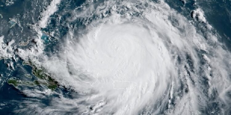 Huracán Erin rebaja su fuerza a categoría 3 mientras lleva fuertes lluvias al Caribe