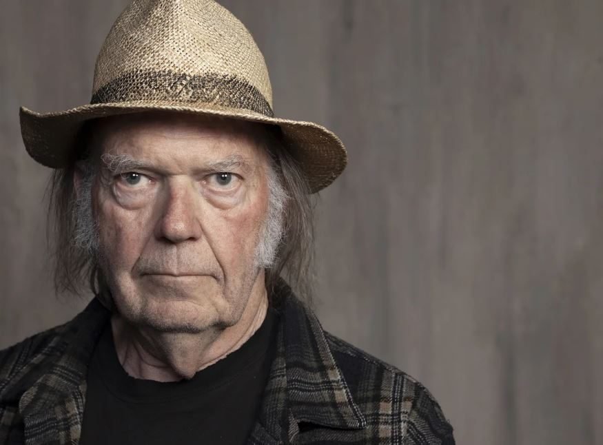 Neil Young abandonó Facebook en protesta por sus nuevas políticas