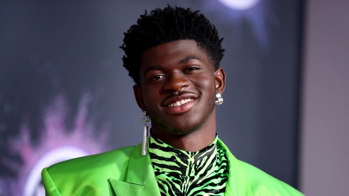 Lil Nas X fue acusado de cuatro delitos por deambular desnudo por Los Ángeles