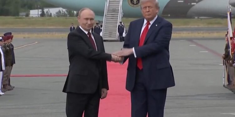 Trump recibe a Putin con alfombra roja en la base militar de Alaska para cumbre bilateral