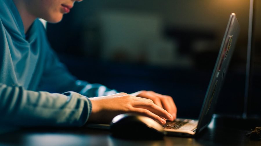 Demandan a ChatGPT por ayudar a un adolescente a quitarse la vida