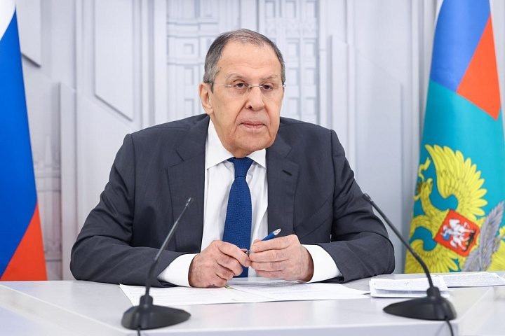 Lavrov llama a no anticiparse a los acontecimientos a su llegada a Alaska