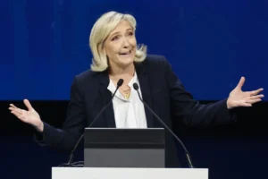 Le Pen da por finiquitado el Gobierno Bayrou y prepara a su partido para unas elecciones