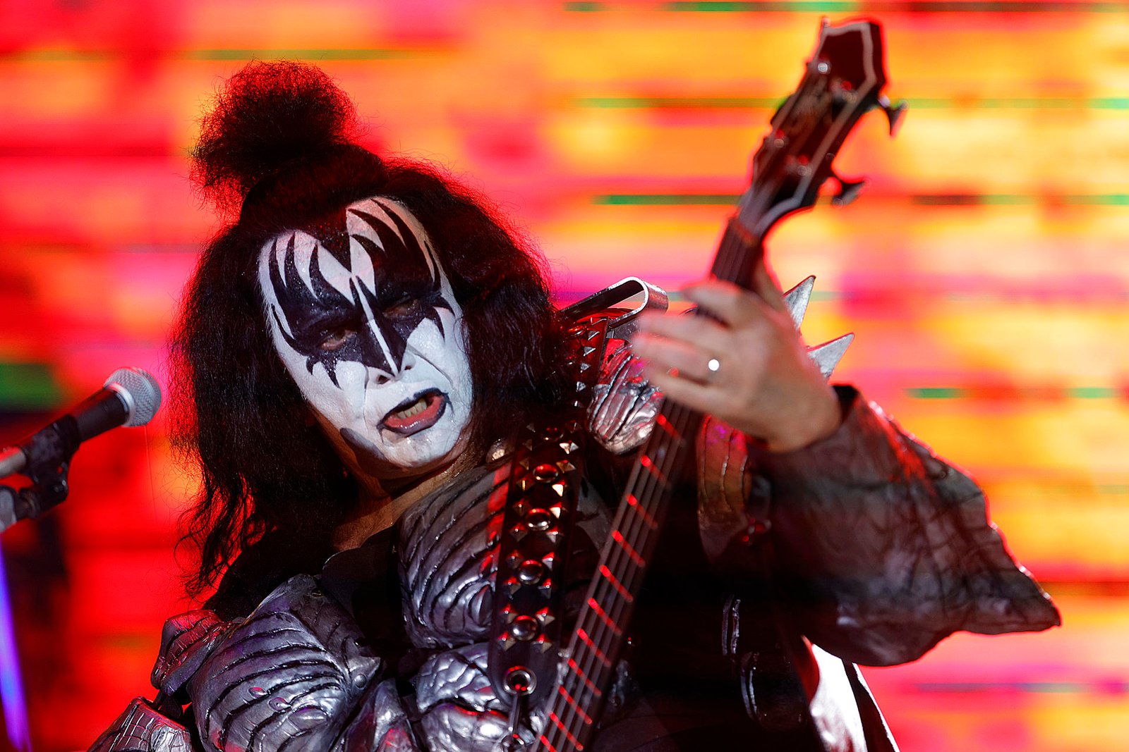 Gene Simmons, fundador de KISS, se recupera en casa tras chocar su auto en Malibú
